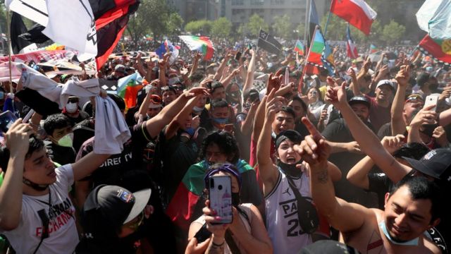 Manifestantes en Santiago durante las protestas por el primer aniversario del estallido social en Chile.