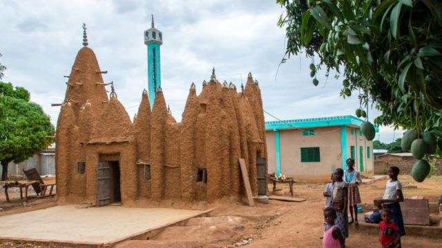 Masjid bergaya Sudano-Sahelian di Kouto, Pantai Gading.