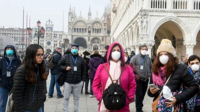 Люди в масках в Венеции