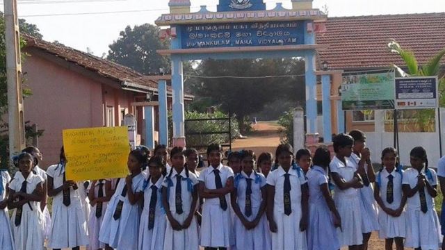 விமானப்படையினர் வெளியேற கோறும் போராட்டத்திற்கு மாணவர்கள் ஆதரவு