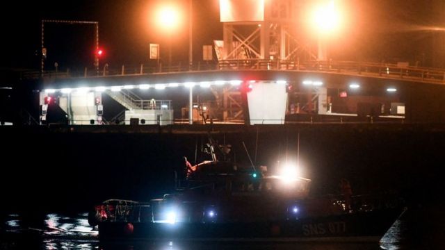 Sebuah kapal milik Organisasi Penyelamat Maritim Sukarela Prancis, yang membawa jenazah para migran, telah tiba di pelabuhan Calais.
