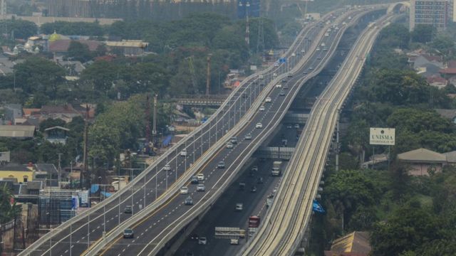 Sejumlah kendaraan melintasi Tol Layang (Elevated) Jakarta-Cikampek II di Bekasi, Jawa Barat, Minggu (15/12/2019).