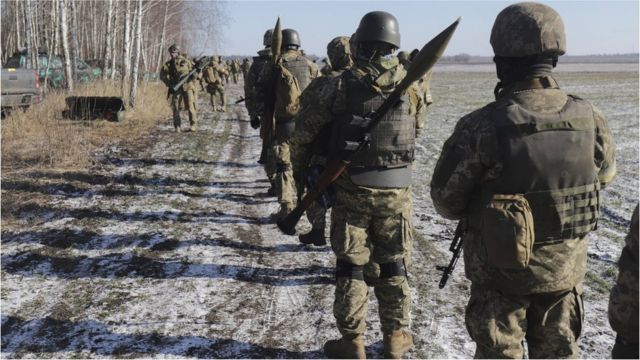 Ukrainian troops prepare to enter positions near Kyiv