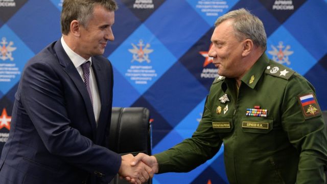 Заместитель министра обороны РФ Юрий Борисов (справа) и генеральный директор АО "Адмиралтейские верфи" Александр Бузаков