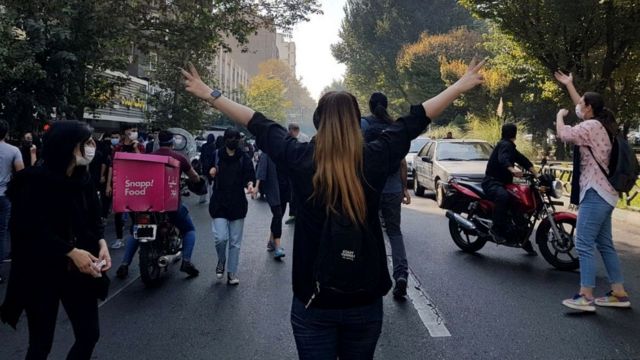 نساء يخلعن حجاباتهن أثناء الاحتجاجات في طهران. 1 أكتوبر 2022