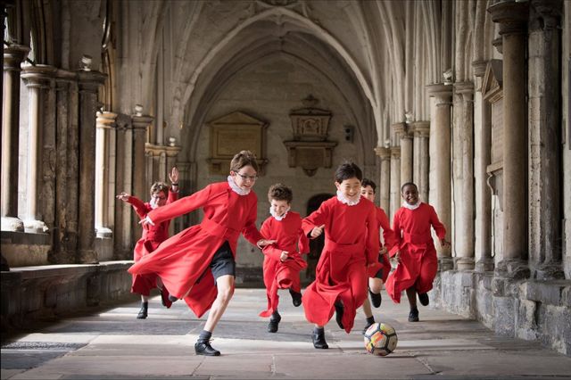 Temmuz 2021'de oynanan EURO 2020 futbol şampiyonasındaki İngiltere-İtalya maçı öncesinde Westminster Katedrali'ndeki kilise korosu üyesi çocukların ders arasında futbol oynarkenki heyecanı, Steffan Rousseau tarafından kaydedildi.