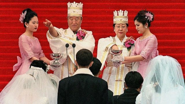 Wielebny Moon i jego żona przewodniczą masowej ceremonii ślubnej w Seulu w 2000 roku.