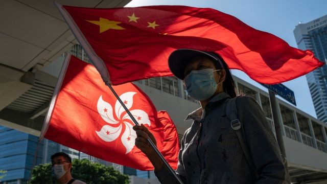 亲北京团体成员在香港立法会综合大楼外挥舞中国国旗与香港特区区旗（12/11/2020）
