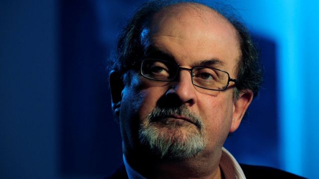 Un retrato de Salman Rushdie mientras daba una charla.