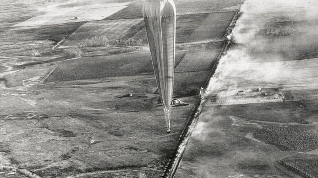 Un globo del ejército de Estados Unidos y la National Geographic Society sobrevolando Dakota del Sur en 1935.