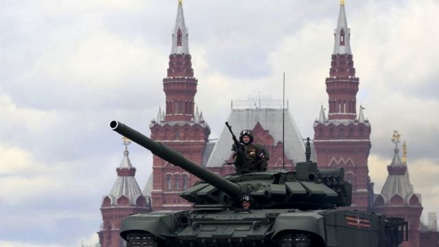 دبابة روسية أثناء التدريب على العرض العسكري ليوم النصر في الميدان الأحمر في موسكو في 7 مايو 2021