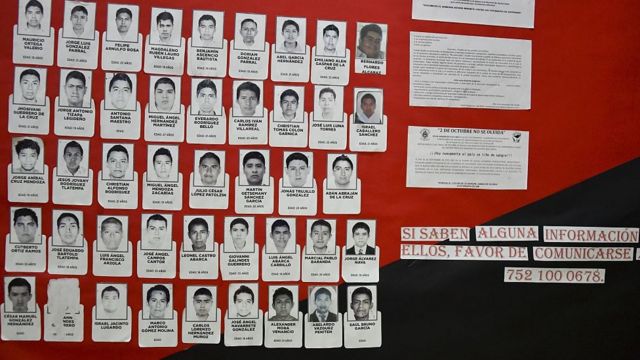 Mural en memoria de los 43 estudiantes desaparecidos en la Escuela Rural Normal de Ayotzinapa.