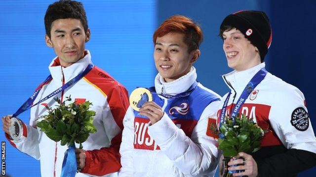 ソチ五輪で3つの金メダルを獲得したロシアのビクトル・アン選手(写真中央)