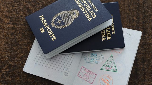 持阿根廷护照的好处之一是可以免签证进入欧盟国家。(photo:BBC)