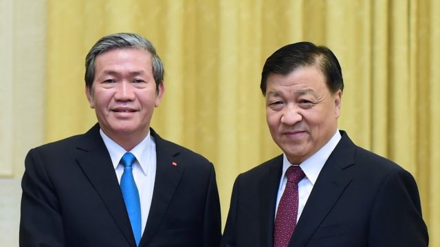 Hai ông Đinh Thế Huynh và Lưu Vân Sơn bắt tay nhau tại Bắc Kinh