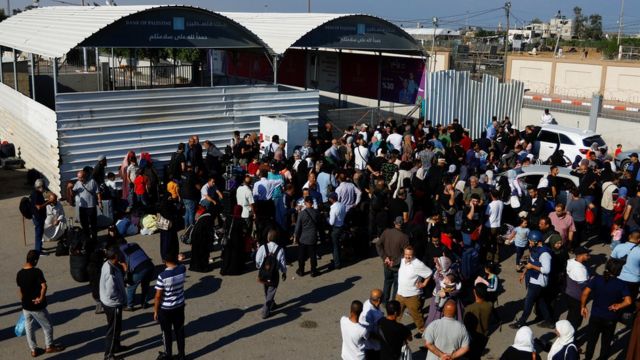 加沙拉法过境点具有双重国籍的巴勒斯坦人聚集等待开放关卡（16/10/2023）