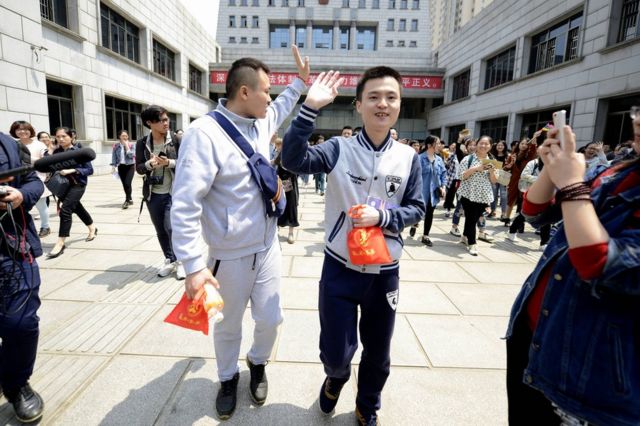 孙文麟（图右）与他的男朋友胡明亮