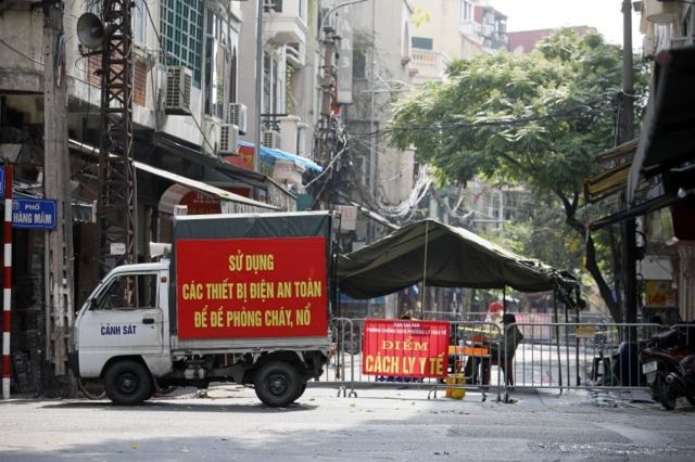 Canh gác khu vực cách ly tại một con phố ở Hà Nội, Việt Nam, ngày 19 tháng 7 năm 2021.