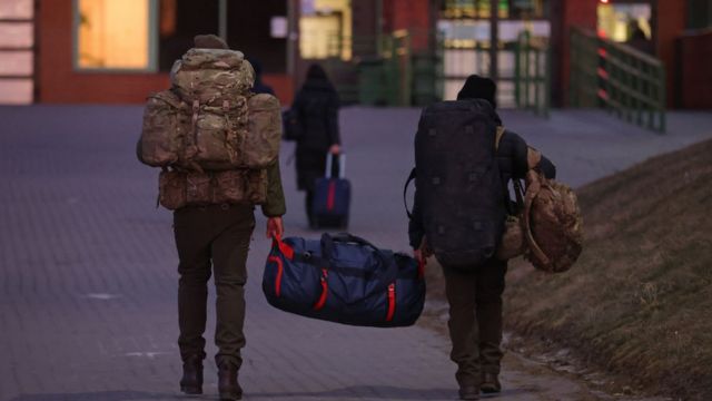 Polonya'daki sınır kapısından Ukrayna'ya geçmeye hazırlanan gönüllü savaşçılar