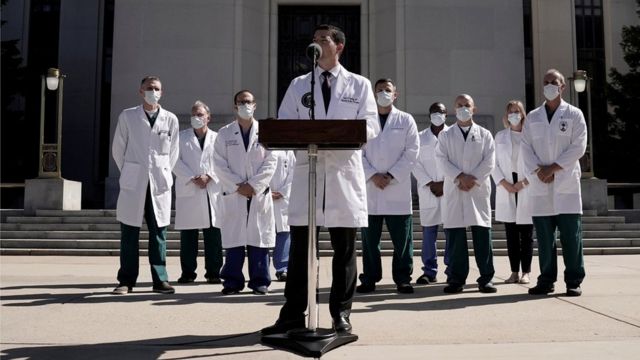 Sean Conley, médico da Casa Branca, dá entrevista à imprensa, acompanhado de outros médicos, sobre saúde de Trump