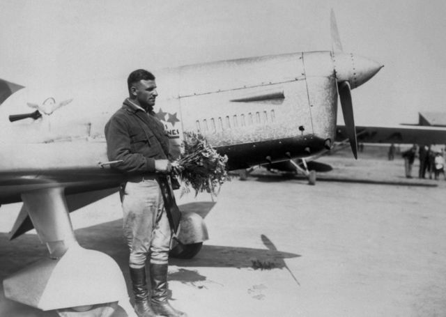 Herberts Cukurs em frente a avião