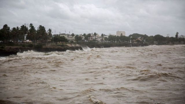 Сильное волнение у берегов Доминиканской Республики после урагана "Эльза"