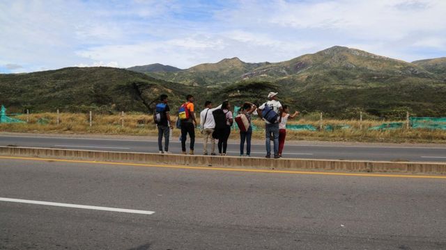 Grupo de venezuelanos pede carona