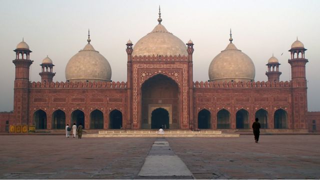 La mosquée Badshahi au coucher du soleil à Lahore, au Pakistan. Bâtiment achevé à l'époque moghole, en 1673.