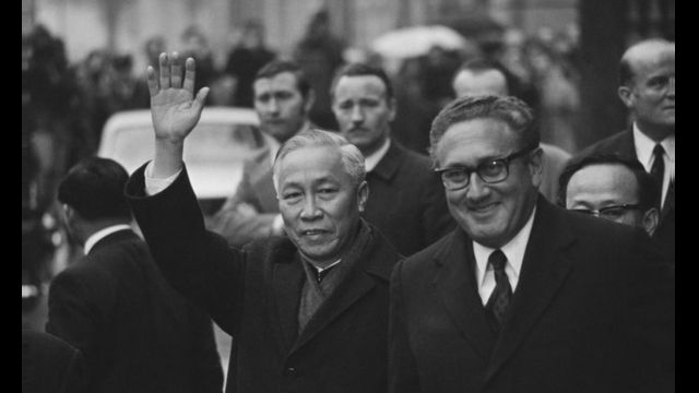 Henry Kissinger (d) and Le Duc Tho durante la negociación de un alto el fuego en Vietnam en 1973.