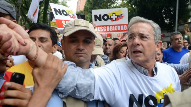 Álvaro Uribe haciendo campaña por el "no" en Colombia.