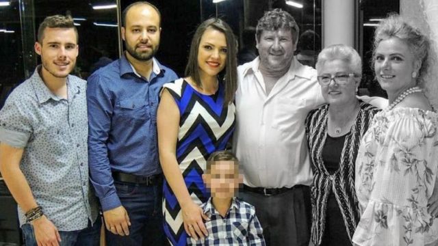 Ao tomar vacina, jovem homenageia mãe e 5 parentes mortos por covid