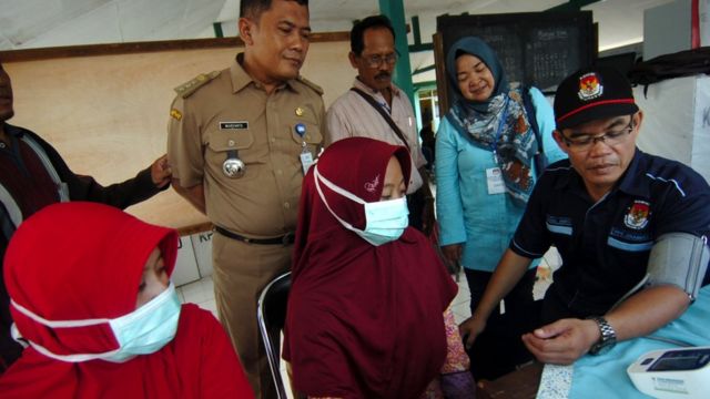 Petugas medis memeriksa kondisi kesehatan anggota penyelenggara Pemilu 2019 di Kecamatan Kramat, Kabupaten Tegal, Jawa Tengah, Senin (22/4/2019).