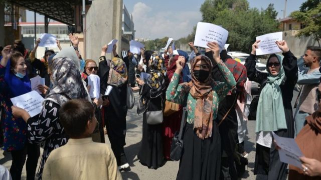 Mujeres se manifiestan en contra de los talibanes