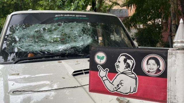 அதிமுக தலைமை அலுவலகத்துக்கு வந்த கோட்டாட்சியர்