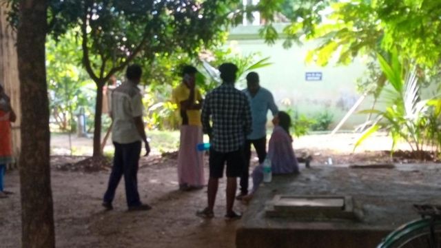 உயிரிழந்த மாணவியின் தாயுடன் உறவினர்கள்