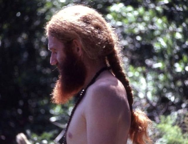 आश्रम सोडण्याआधी ह्यू हे दहा वर्षं रजनीश यांच्याबरोबर होते.