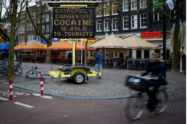 'Cocaína extremamente perigosa é vendida para turistas', diz alerta nas ruas de Amsterdã