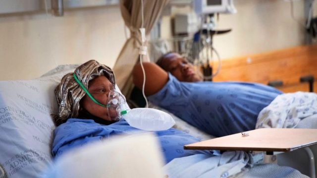 África do Sul: Duas pacientes com COVID-19, um (esq.) respirando oxigênio, no Hospital Khayelitsha, a cerca de 35km do centro da Cidade do Cabo, em 29 de dezembro de 2020
