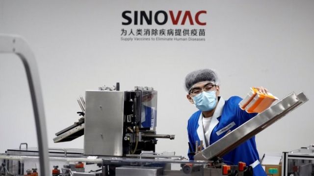 Funcionário em linha de produção da CoronaVac na China