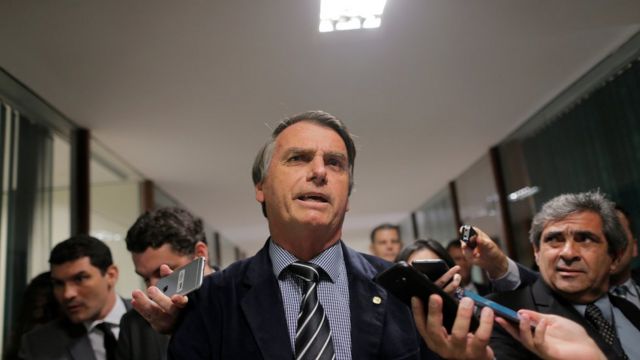 Em foto de setembro de 2018, Bolsonaro fala com a imprensa em corredor do Congresso