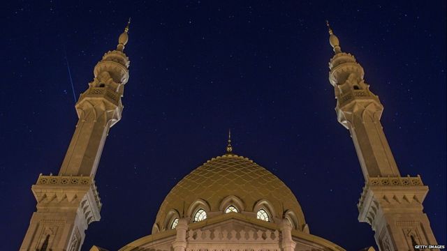रूस के बोल्गर शहर में सफेद मस्जिद पर उल्का पिंडों की बौछार