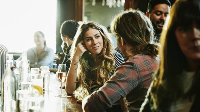 Pareja en un bar.