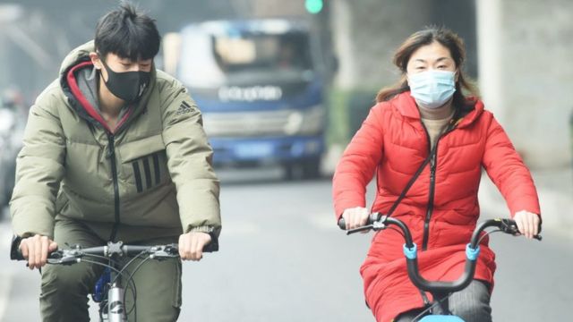 Personas con mascarilla en Wuhan