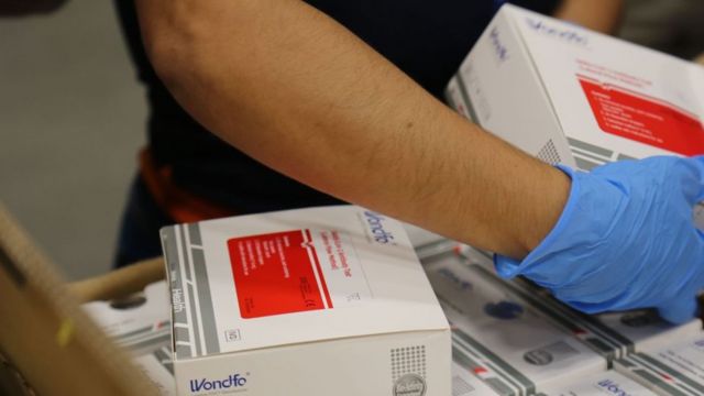 Caixas de testes rápidos para coronavírus distribuídos pelo Ministério da Saúde