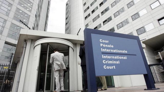 Le siège officiel de la Cour est situé à la Haye, aux Pays-Ba