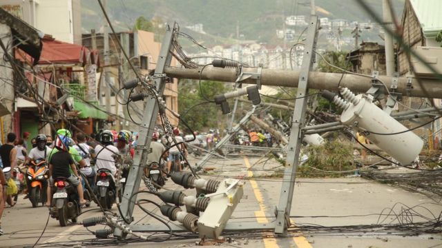 Un poste eléctrico caído en la ciudad de Cebu, 20 de diciembre de 2021