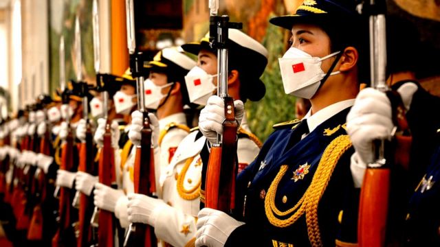 北京人民大会堂内一列戴着口罩的中国解放军仪仗队女兵（14/6/2023）