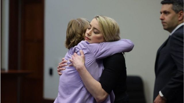 Amber Heard abraça sua advogada