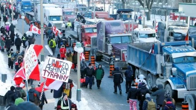 Manifestantes nas ruas contra o passaporte de vacina no Canadá