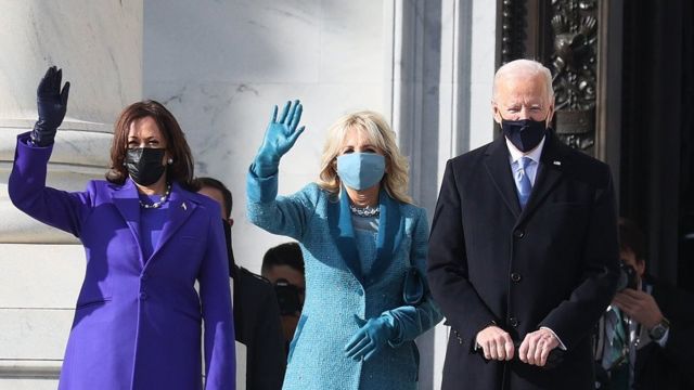 Kamala Harris (esq.), Jill Biden (centro), e Joe Biden (direita) no Capitólio